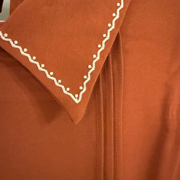 Chic Rust Blouse with White Detailing - Picture 4 of 7